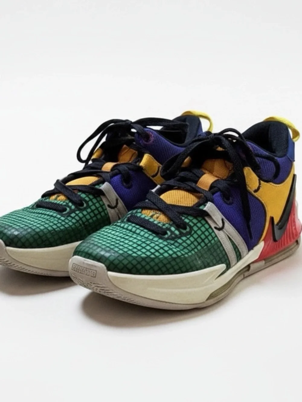 Nike LeBron Witness 7 GS Basketball Shoes Youth Size 5.5Y Multicolor Sneakers